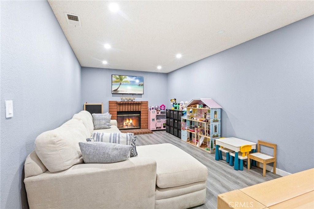 listing image 130728431556062085587
