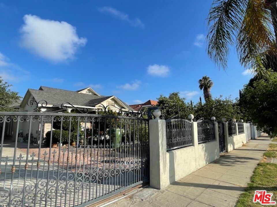 Welcome to this newly remodeled 1-bedroom, 1-bathroom ADU unit located in the highly desirable and secure LA Country Club Park neighborhood. This well-appointed home offers both comfort and convenience, with close proximity to Koreatown, Downtown Los Angeles, and major freeways, providing easy access to a variety of dining, shopping, and entertainment options. The unit features one dedicated parking space, a private storage area, and an in-unit washer and dryer for added convenience. Recently updated with modern finishes and appliances, the space is thoughtfully designed for practical and comfortable living. Located in a quiet and safe residential area, this property offers an excellent opportunity to enjoy a beautifully renovated unit in one of Los Angeles' most central and well-connected neighborhoods.