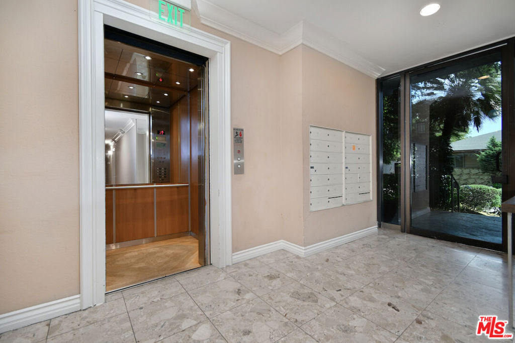 2345 Roscomare Road 205