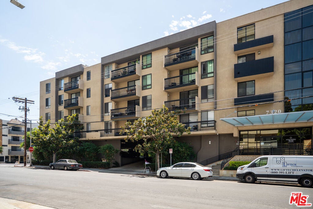 7320 Hawthorn Avenue 425, Los Angeles CA 90046