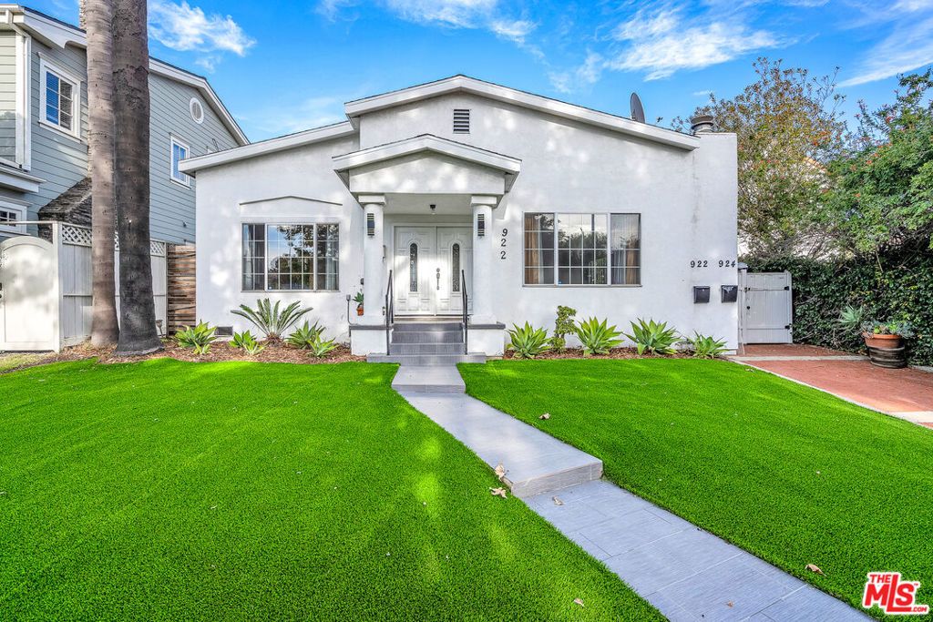 Photo of 922 S Bundy Drive, Los Angeles, CA 90049 (MLS # 26638043)