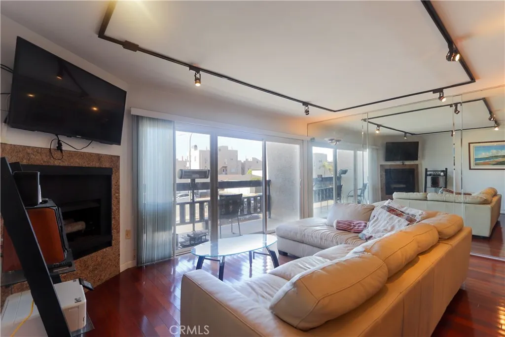 Hermosa Beach, California 90254, United States, 1 Bedroom Bedrooms, ,1 BathroomBathrooms,Residential,Active,233766