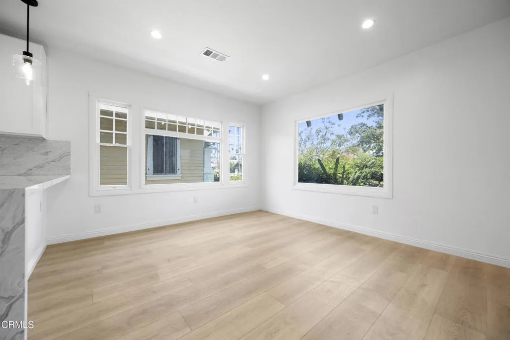 Los Angeles, California 90018, United States, 2 Bedrooms Bedrooms, ,2 BathroomsBathrooms,Residential,Active,162289