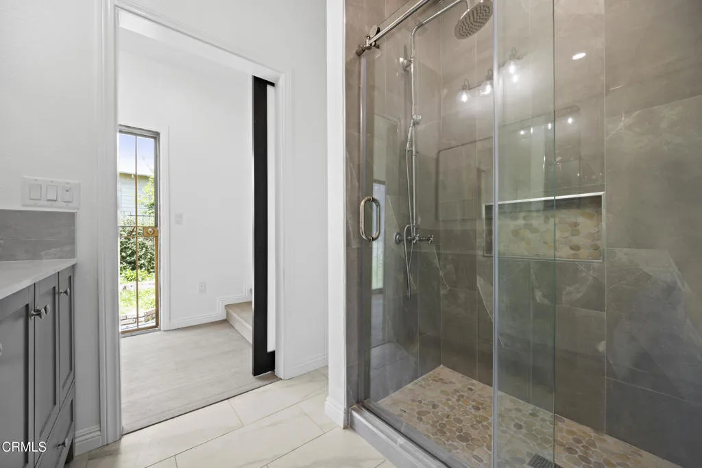 Los Angeles, California 90018, United States, 2 Bedrooms Bedrooms, ,2 BathroomsBathrooms,Residential,Active,162289