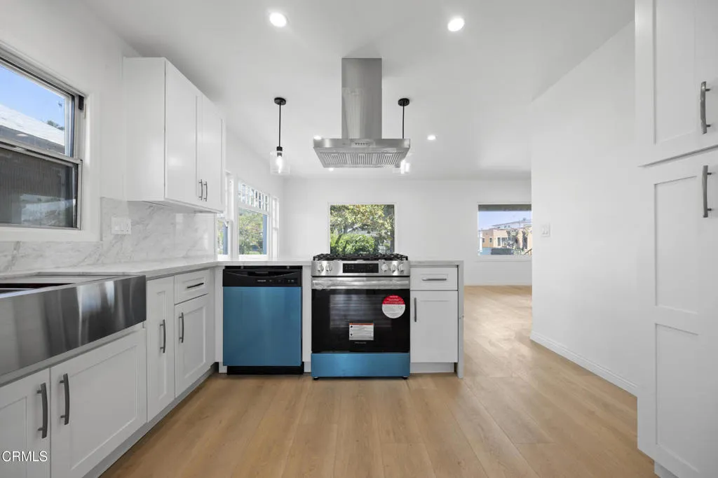 Los Angeles, California 90018, United States, 2 Bedrooms Bedrooms, ,2 BathroomsBathrooms,Residential,Active,162289