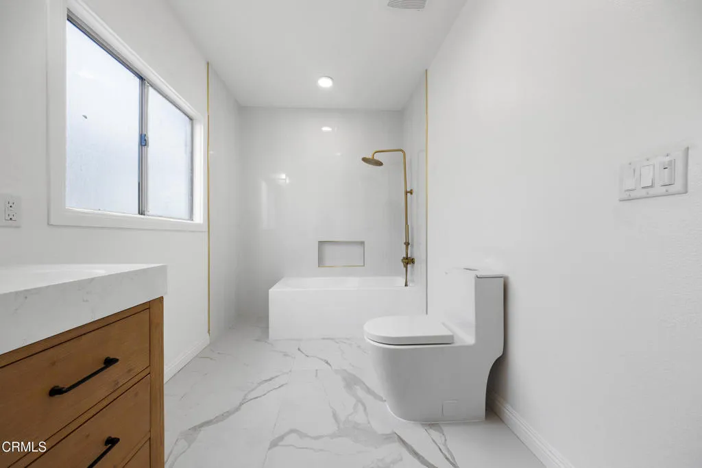 Los Angeles, California 90018, United States, 2 Bedrooms Bedrooms, ,2 BathroomsBathrooms,Residential,Active,162289