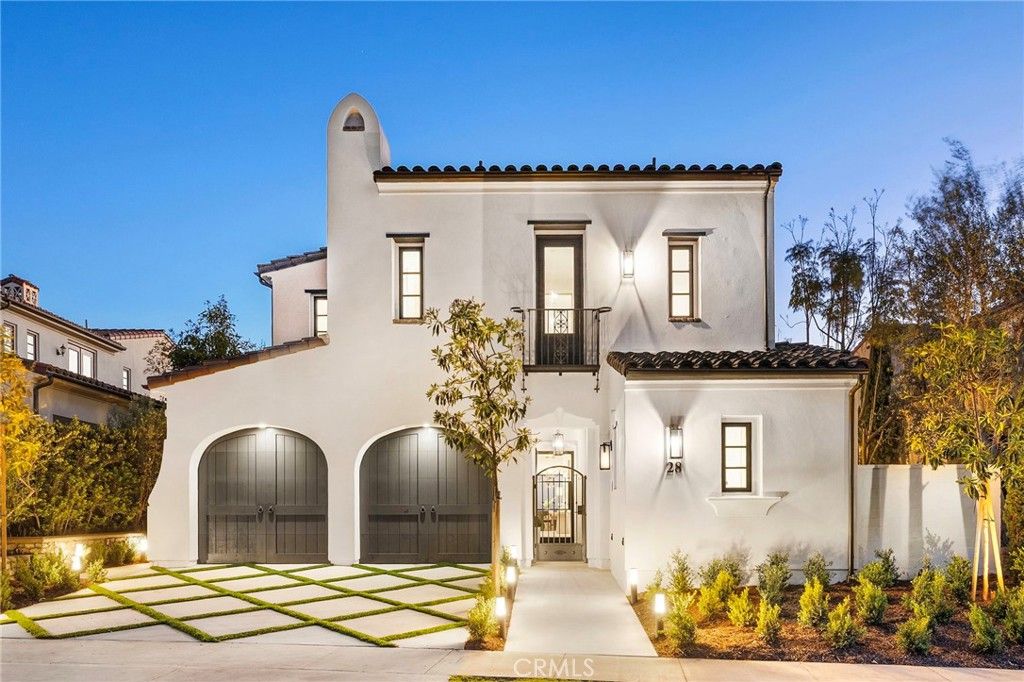 Photo of 28 Surfspray Bluff Blf, Newport Coast, CA 92657 (MLS # OC26057418)