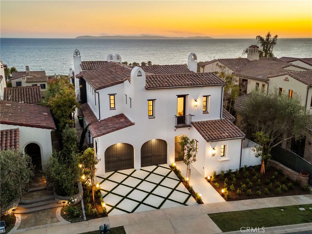 Photo of 28 Surfspray Bluff Blf, Newport Coast, CA 92657 (MLS # OC26057418)