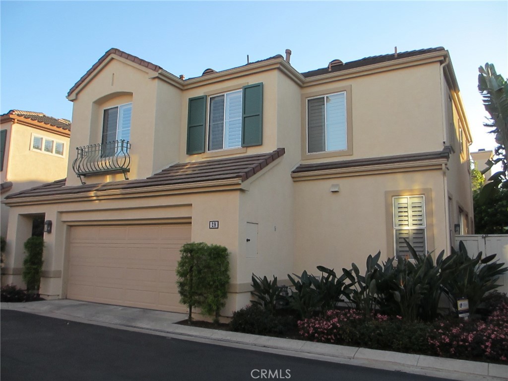 Spacious open floor model at Positano, Paseowest Park. iRVINE. Private good size yard. wood floors and tile throughout the house (NO CARPET ENTIRE HOUSE) ) High ceiling, spacious living and dining areas. Family room with fireplace. 2 car garage. Good size private back yard. Walk to Plaza Vista Elem. school, park, HOA pool. Washer, dryer and fridge are included without warranty.