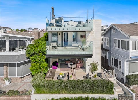 Photo of 304 S Bay Front, Newport Beach, CA 92662 (MLS # NP26022965)