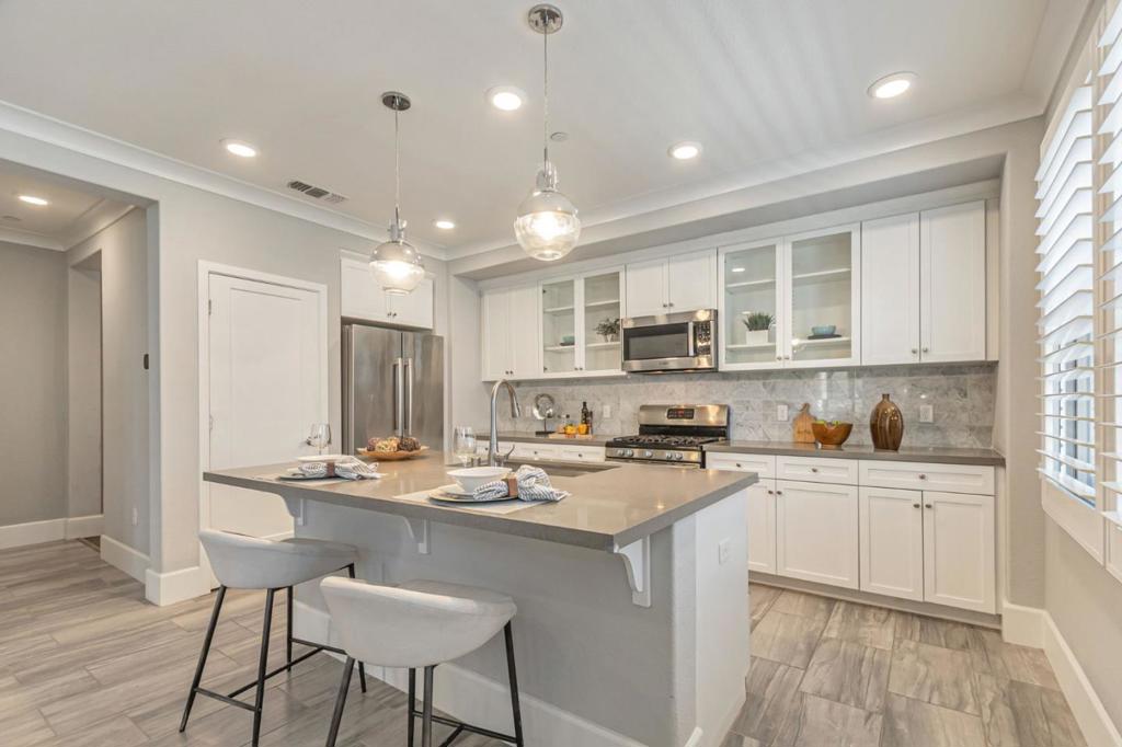 1057 Foxglove Place 202