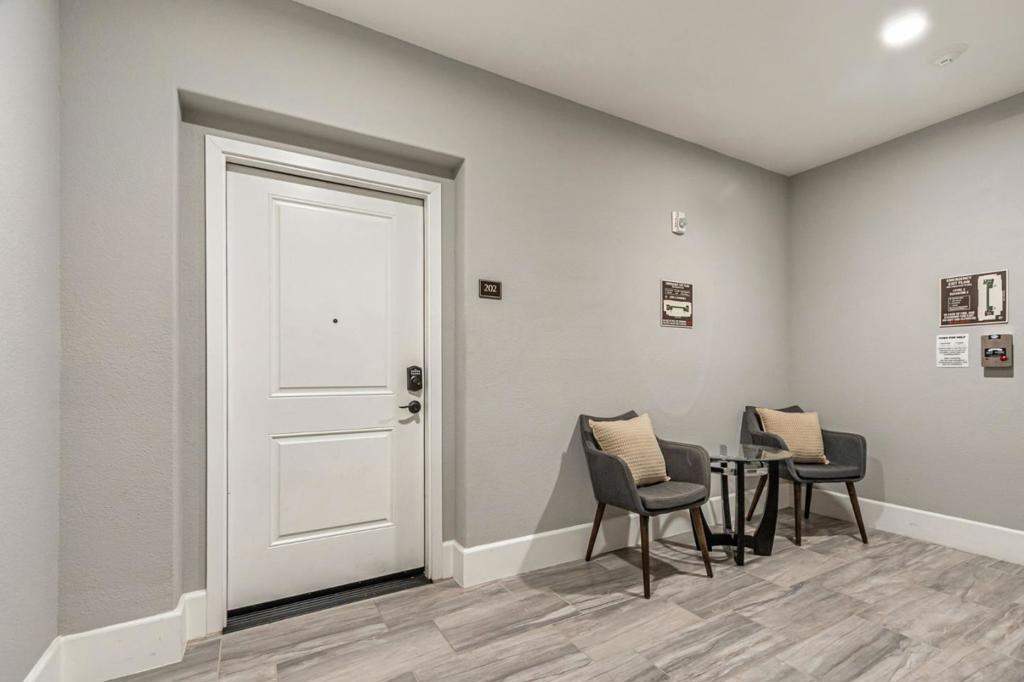 1057 Foxglove Place 202