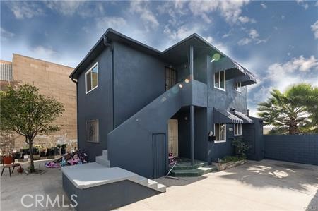 Great place to live in. This 2 bed 1 bath in the second floor, is remodeled with new flooring, kitchen cabinets, quartz countertops, new painting, AC unit, in-unit laundry hook up, new windows and much more. Please come see it.