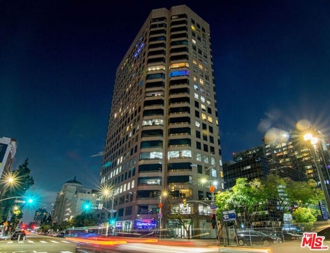 Photo of 801 S Grand Avenue #2205, Los Angeles, CA 90017 (MLS # 26996657)
