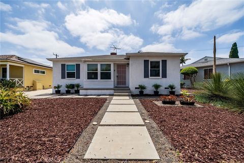 Photo of 1006 E Ridgewood St ST, Long Beach, CA 90807 (MLS # OC26098532)