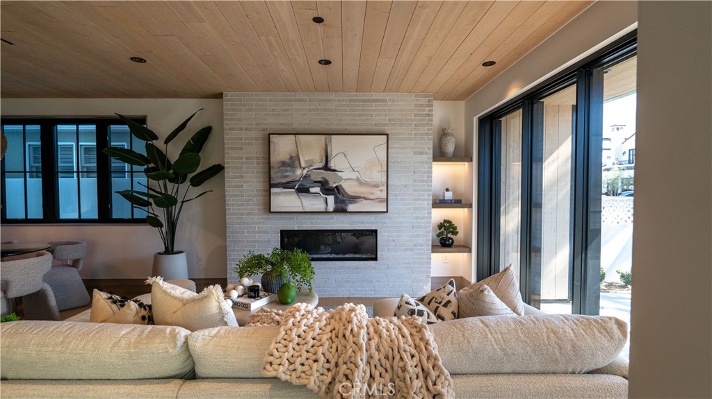 519 Narcissus Avenue