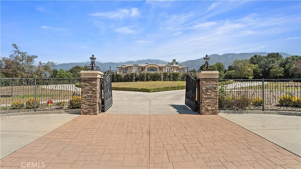 1433 Royal Oaks