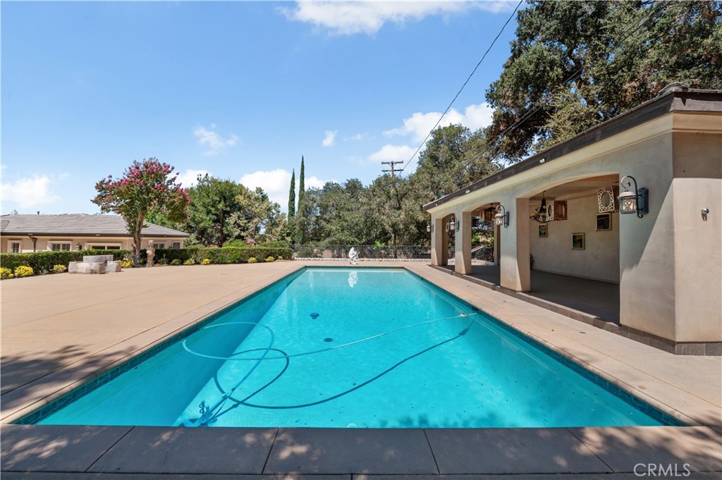 1433 Royal Oaks