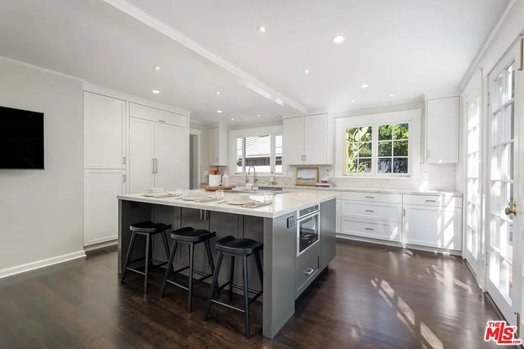 Santa Barbara, California 93101, United States, 3 Bedrooms Bedrooms, ,4 BathroomsBathrooms,Residential,Active,211770