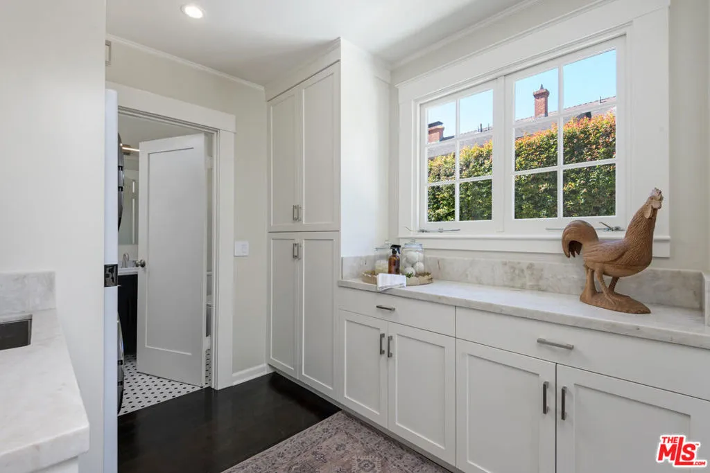 Santa Barbara, California 93101, United States, 3 Bedrooms Bedrooms, ,4 BathroomsBathrooms,Residential,Active,211770