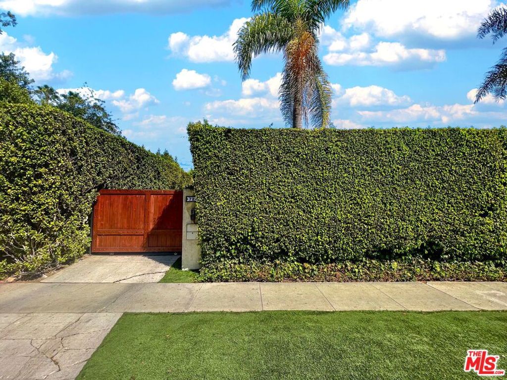 Photo of 724 N Spaulding Avenue, Los Angeles, CA 90046 (MLS # 25596159)