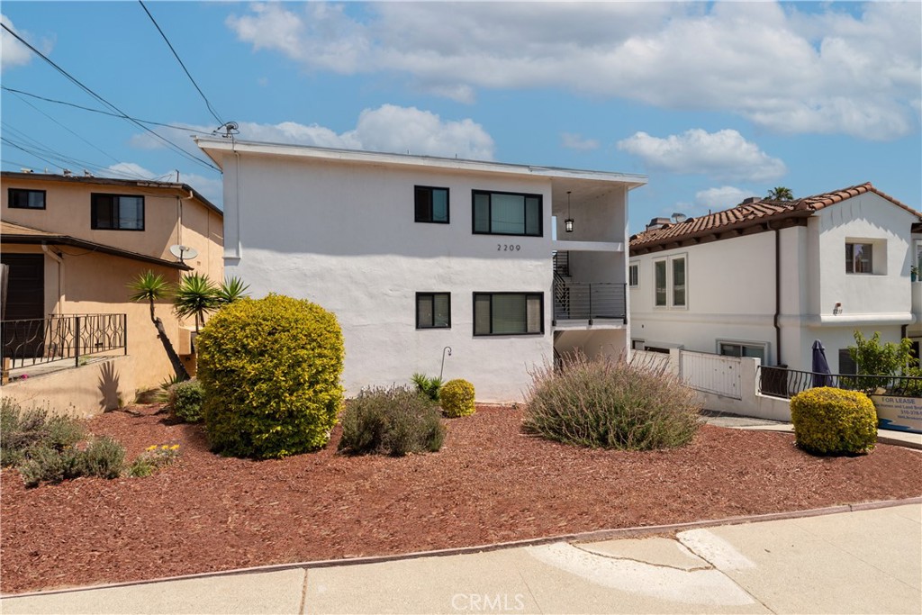 Tastefully upgraded 1 Bedroom + 1 Bathroom 1st floor apartment. New paint, new laminate floors throughout, newly painted kitchen cabinets, engineered-stone countertops and existing appliances; stove/oven and refrigerator. Large Living Room and separate Dining area, with bright natural light. Fans throughout the home. There is 1 nice size Bedroom with a convenient hallway Bathroom. This is an 8 unit building with plenty of sunlight. This unit comes with 1 private enclosed garage space for this unit. This building also has onsite common Laundry machines.