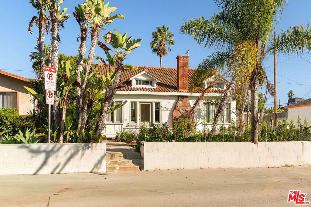 Photo of 818 Palms Boulevard, Venice, CA 90291 (MLS # 25603429)
