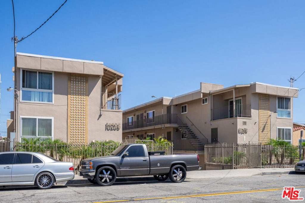 10206 S Inglewood Avenue