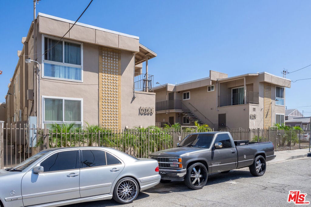 10206 S Inglewood Avenue
