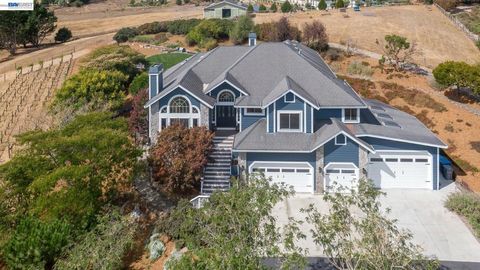 Photo of 228 Stowring Rd Rd, Petaluma, CA 94952 (MLS # 41129336)