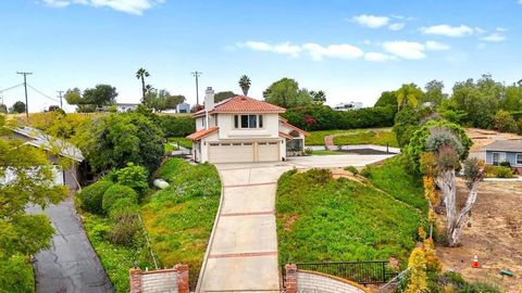 Photo of 1402 Broken Arrow Ln, Fallbrook, CA 92028 (MLS # 260008046SD)