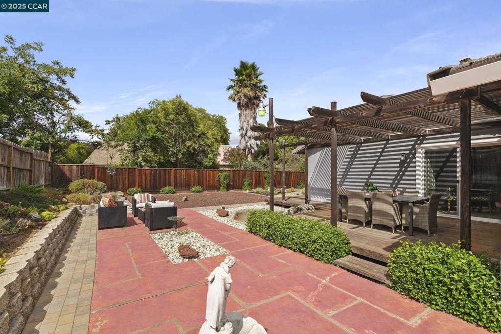 SEVEN OAKS - Residential