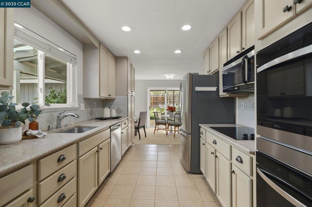 SEVEN OAKS - Residential