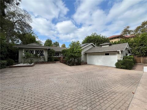 Photo of 4539 Hayvenhurst Avenue, Encino, CA 91436 (MLS # SR25256153)