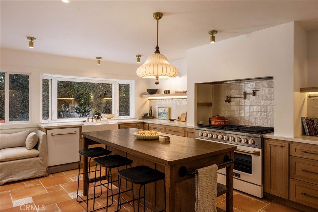 1096 Tulare Dr