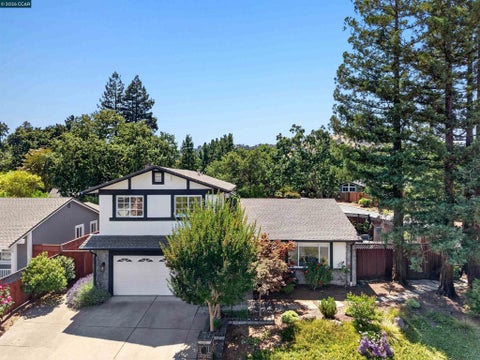 Photo of 2 Wildwood Pl, Pleasant Hill, CA 94523 (MLS # 41138843)