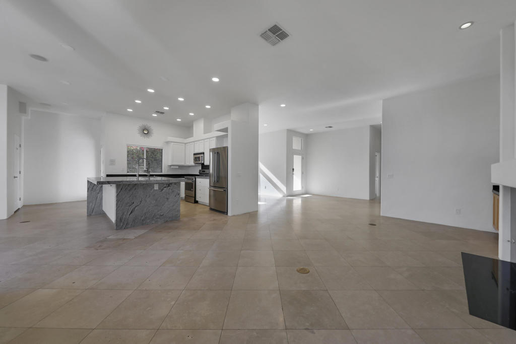 51220 Avenida Carranza