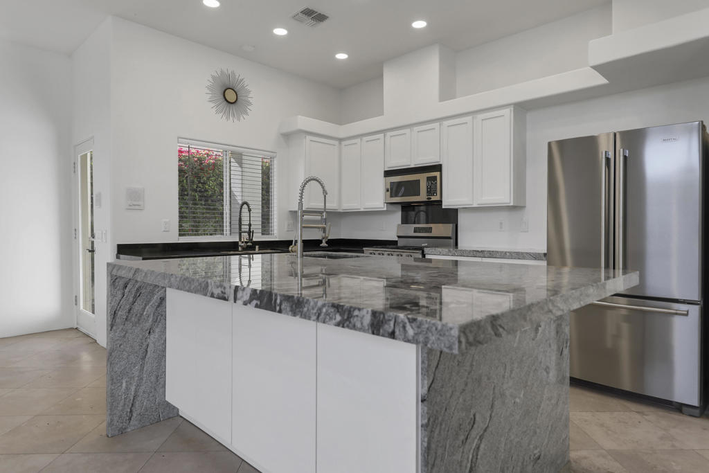51220 Avenida Carranza