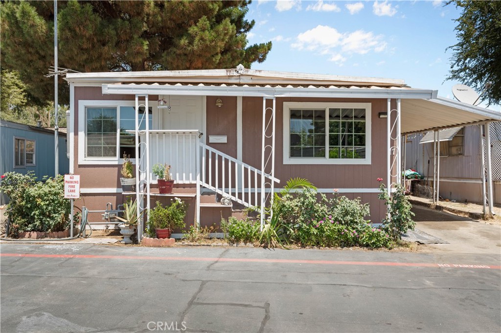 Charming Updated Mobile Home in Rialto – Move-In Ready!
Welcome to Space #17 – a beautifully maintained and updated mobile home nestled in a peaceful and well-established community in the heart of Rialto. This 2-bedroom, 1-bath residence offers the perfect blend of comfort, convenience, and value.
Step inside to discover a spacious and inviting living room with natural light pouring through large dual-pane windows. The open-concept layout flows seamlessly into the dining area and kitchen, creating an ideal space for entertaining or relaxing. The kitchen features crisp white cabinetry, marble-look countertops, a modern gas range, and a convenient in-unit laundry area with both washer and dryer included.
Wood-style laminate flooring runs throughout the home, adding warmth and continuity. Outside, enjoy the charm of your own private entryway with lovely rose bushes and flower beds, a covered carport, and dual covered porches for relaxing on warm afternoons.
Additional features include:
Dual entry doors for easy access
Wall-mounted A/C and evaporative cooling unit
Ample built-in storage throughout
Community amenities nearby
Located just minutes from shopping, dining, schools, and major freeways, this home offers affordable living without sacrificing style or convenience. A must-see for first-time buyers, downsizers, or investors!
Schedule your private tour today and make this delightful home yours!