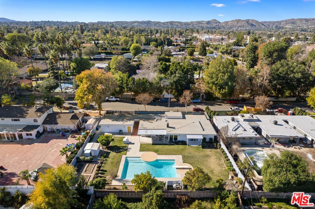 Photo of 6228 Sale Avenue, Woodland Hills, CA 91367 (MLS # 25576881)