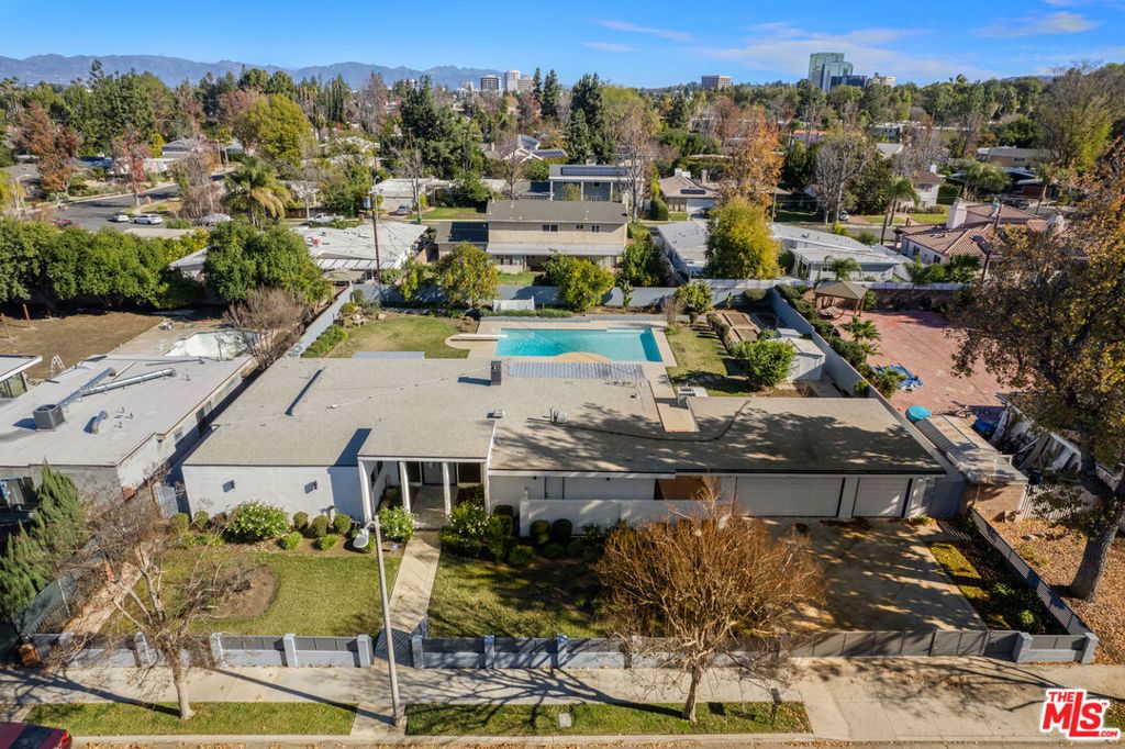 Photo of 6228 Sale Avenue, Woodland Hills, CA 91367 (MLS # 25576881)
