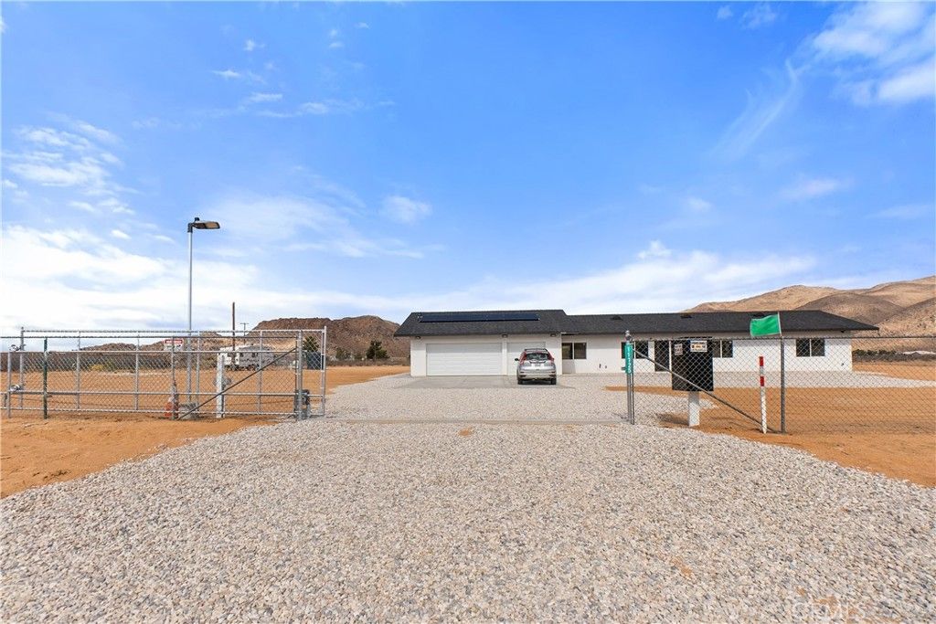Photo of 11725 Lagartijo Drive, Apple Valley, CA 92308 (MLS # OC25245881)