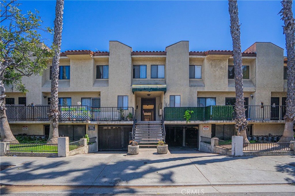 Welcome to a charming and well-maintained two-story condo located in a gated community in the desirable Harbor Gateway neighborhood. This 2-bedroom, 2-bathroom home offers comfortable living space with a functional layout ideal for both everyday living and entertaining.
Don’t miss the opportunity to own this affordable and stylish condo.