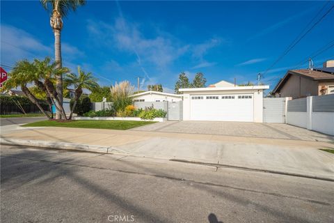 Photo of 348 Hamilton St, Costa Mesa, CA 92627 (MLS # OC25278747)