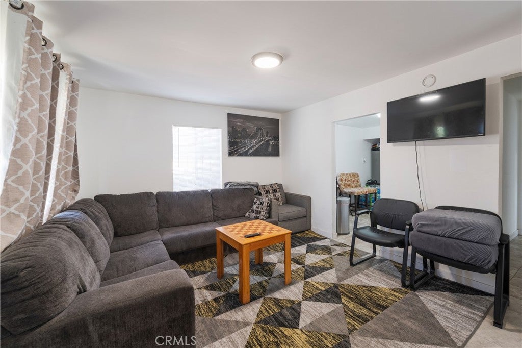 2521 E 129th