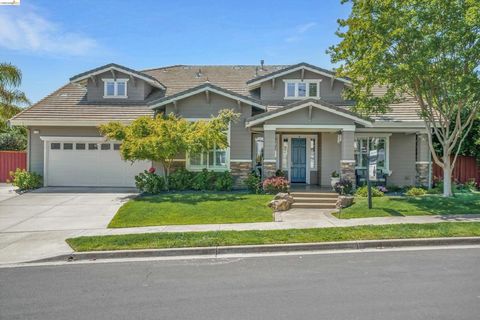 Photo of 179 E Country Club Dr Dr, Brentwood, CA 94513 (MLS # 41133247)