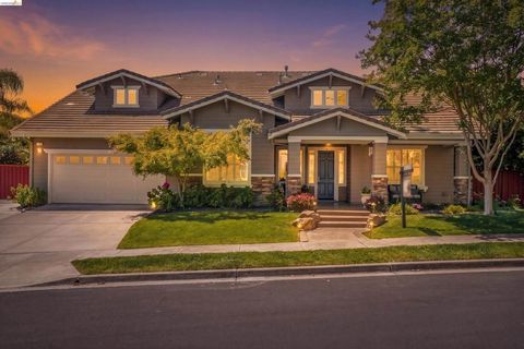 Photo of 179 E Country Club Dr Dr, Brentwood, CA 94513 (MLS # 41133247)