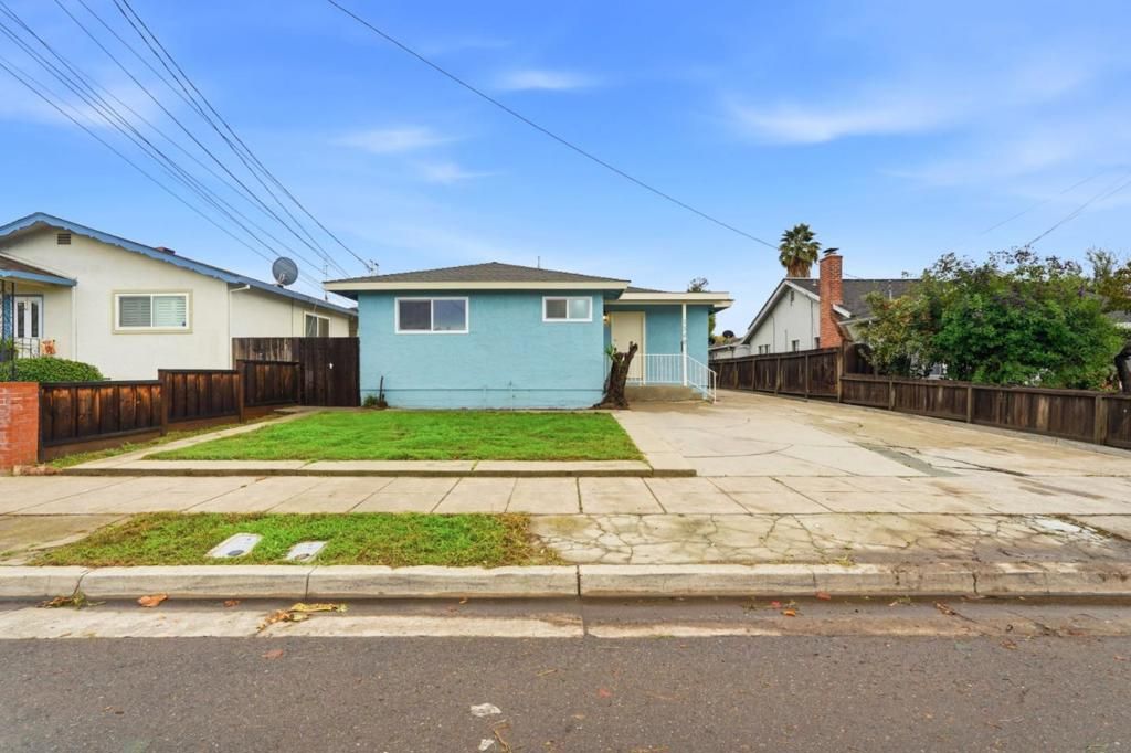 Photo of 1540 E Saint James Street, San Jose, CA 95116 (MLS # ML82027562)