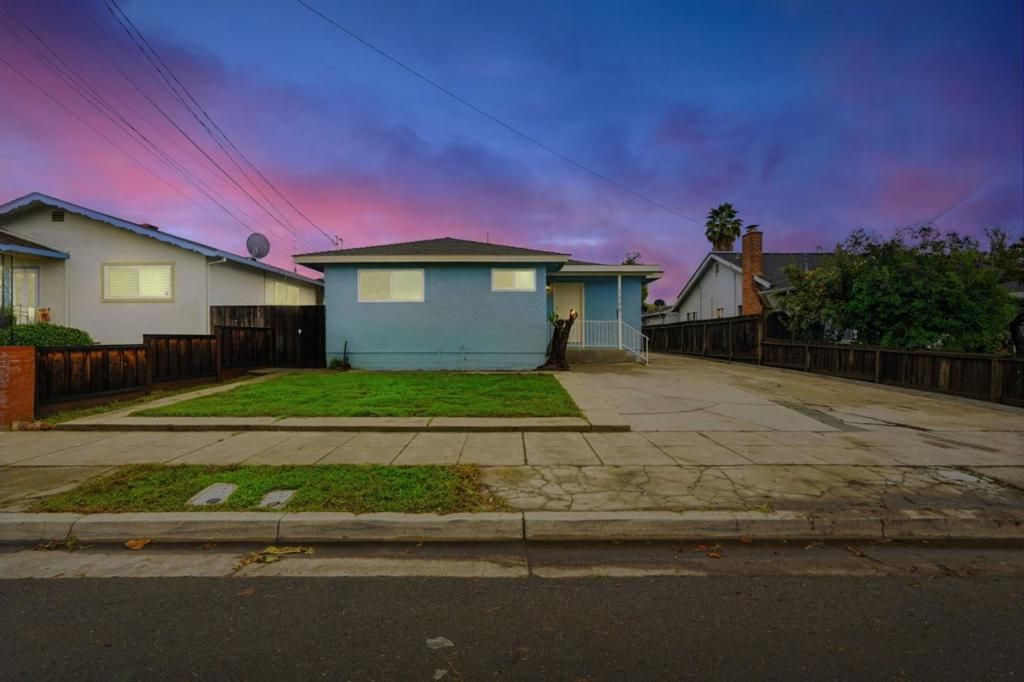 Photo of 1540 E Saint James Street, San Jose, CA 95116 (MLS # ML82027562)