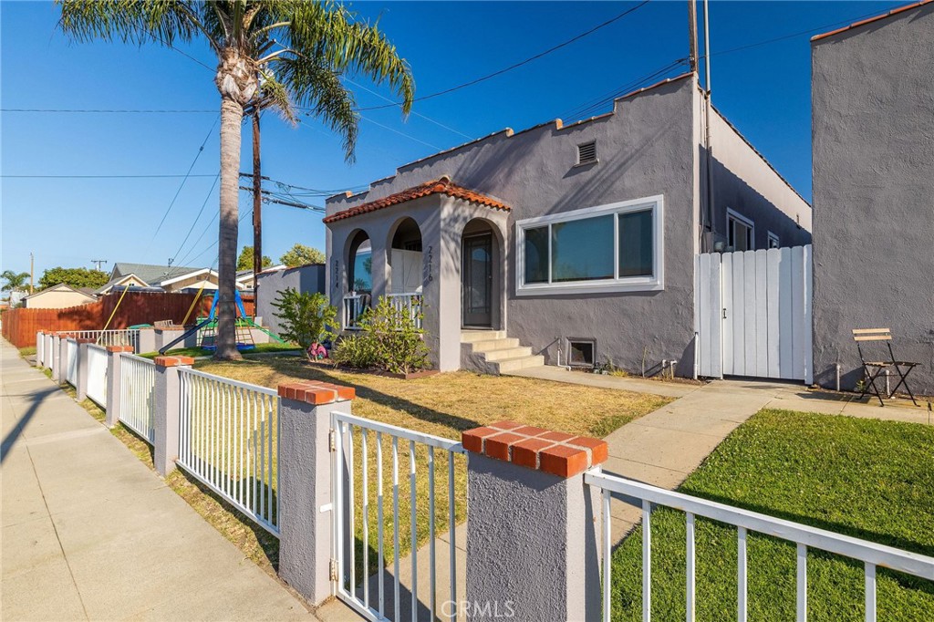 Welcome to 2216 Maricopa Ave, where style meets comfort in this beautifully remodeled unit in a 4-plex located on a quiet corner lot in Torrance. This 612 sq ft, 2-bedroom unit has been thoughtfully updated and features newer stainless steel appliances, sleek finishes, and an open layout perfect for modern living.
Enjoy the convenience of onsite washer and dryer facilities, along with the added bonus of an enclosed fenced yard—ideal for relaxing outdoors or entertaining in privacy. The property sits in a prime location close to parks, shopping, dining, and award-winning Torrance schools.
Don’t miss your chance to live in a charming, low-maintenance home in one of the South Bay’s most desirable neighborhoods!